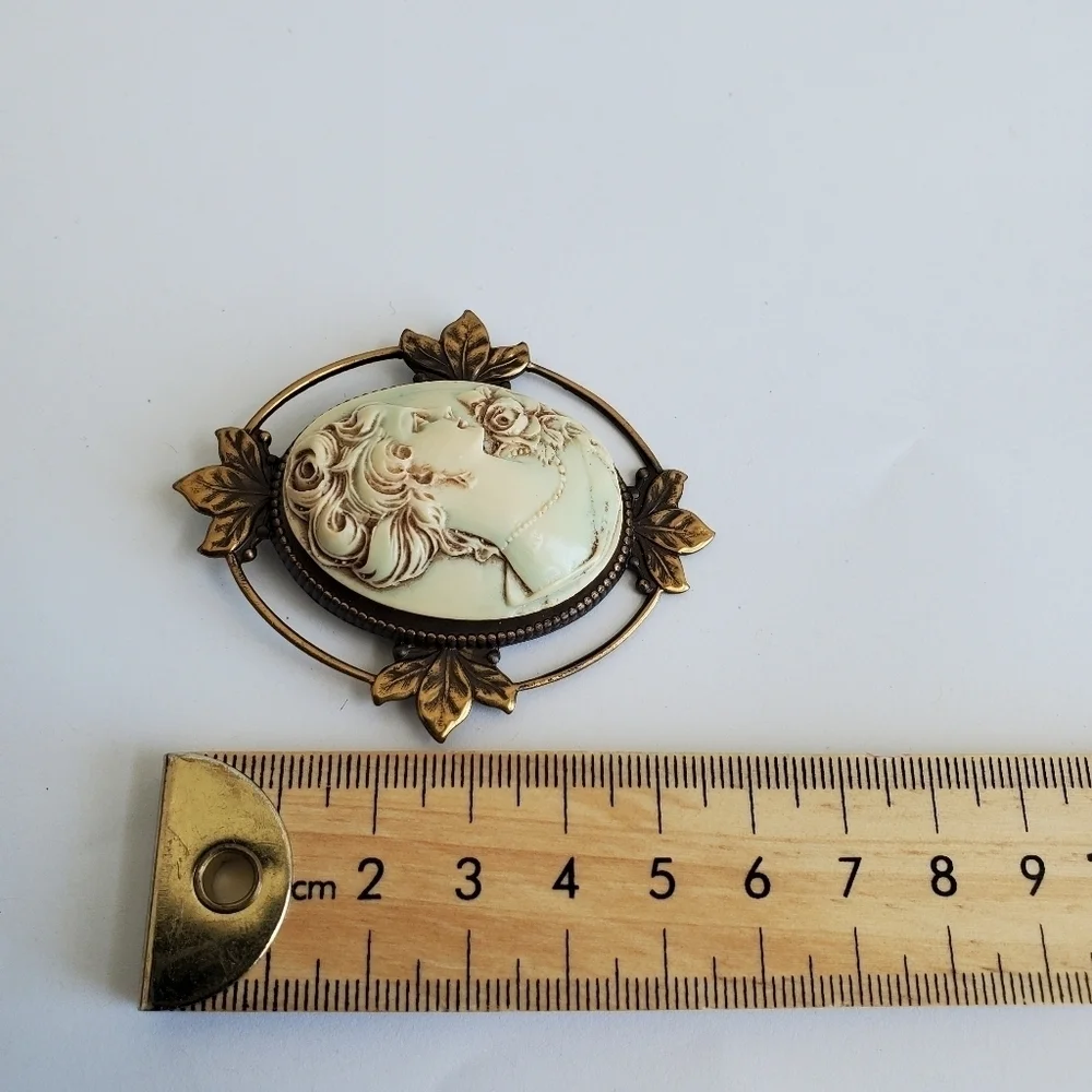 Vintage Resin Cameo In Ornate Frame Brooch - Picture 4 of 5